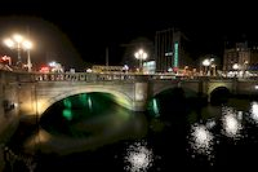 O'Connel Bridge in Dublin bei Nacht